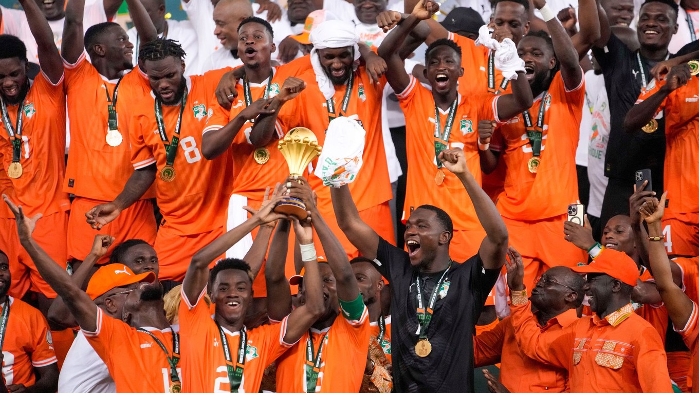 Hráči Pobrežia Slonoviny oslavujú po víťazstve vo finále Afrického pohára národov 2023.