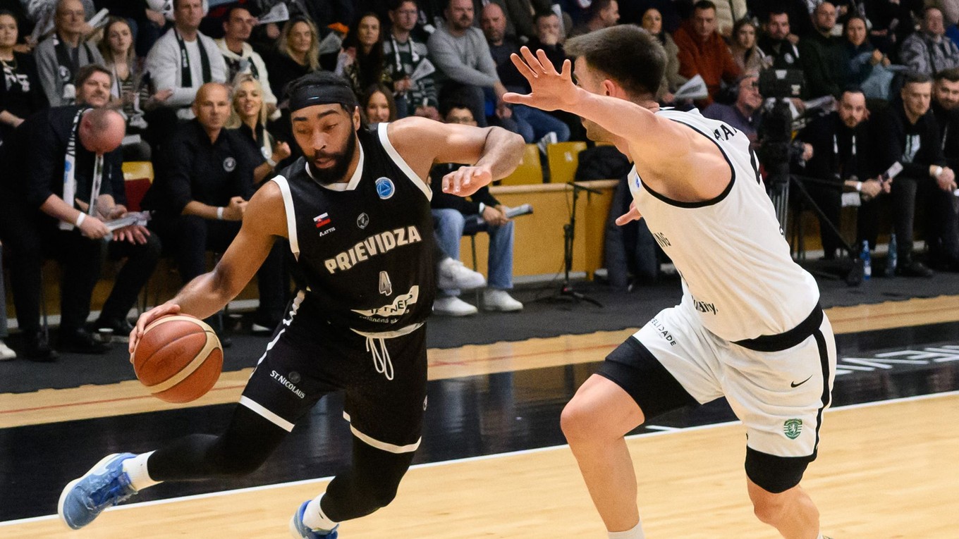 Na snímke zľava Doventrey Thomas (Prievidza) a Francisco Amarante (Lisabon) v zápase M-skupiny.