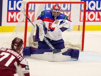 Samuel Hlavaj v zápase Slovensko - Lotyšsko v skupine B na MS v hokeji 2024.