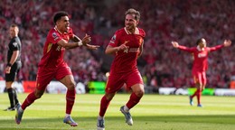 Argentínsky futbalista Alexis Mac Allister (vpravo) v drese FC Liverpool. 