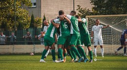 Bývalý reprezentačný obranca Kornel Saláta (vpravo v bielom) hrá piatu ligu za rodné Štúrovo.