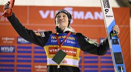 Slovinský skokan na lyžiach Anže Lanišek vyhral preteky na veľkom mostíku v Ruke 2025.