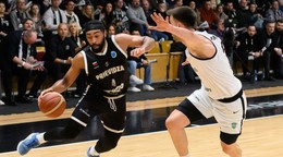 Na snímke zľava Doventrey Thomas (Prievidza) a Francisco Amarante (Lisabon) v zápase M-skupiny.