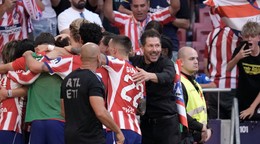 Atlético Madrid oslavuje gól. 