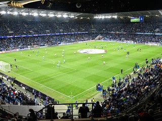 Zaplnený štadión ŠK Slovan Bratislava.