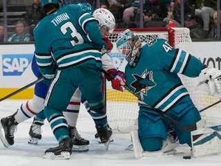 Juraj Slafkovský a brankár Alexandar Georgiev v zápase NHL San Jose Sharks - Montreal Canadiens.