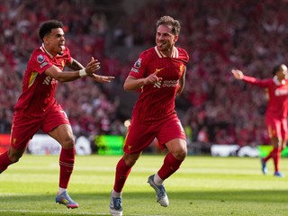 Argentínsky futbalista Alexis Mac Allister (vpravo) v drese FC Liverpool. 
