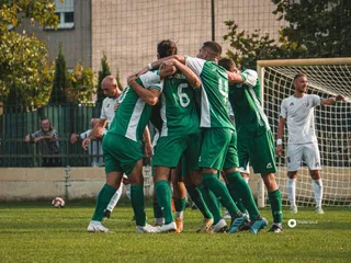 Bývalý reprezentačný obranca Kornel Saláta (vpravo v bielom) hrá piatu ligu za rodné Štúrovo.