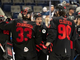 Hokejisti Moncton Wildcats oslavujú víťazstvo.