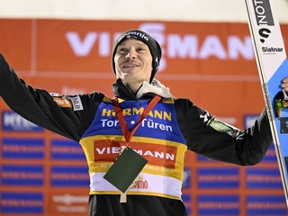 Slovinský skokan na lyžiach Anže Lanišek vyhral preteky na veľkom mostíku v Ruke 2025.