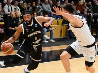 Na snímke zľava Doventrey Thomas (Prievidza) a Francisco Amarante (Lisabon) v zápase M-skupiny.