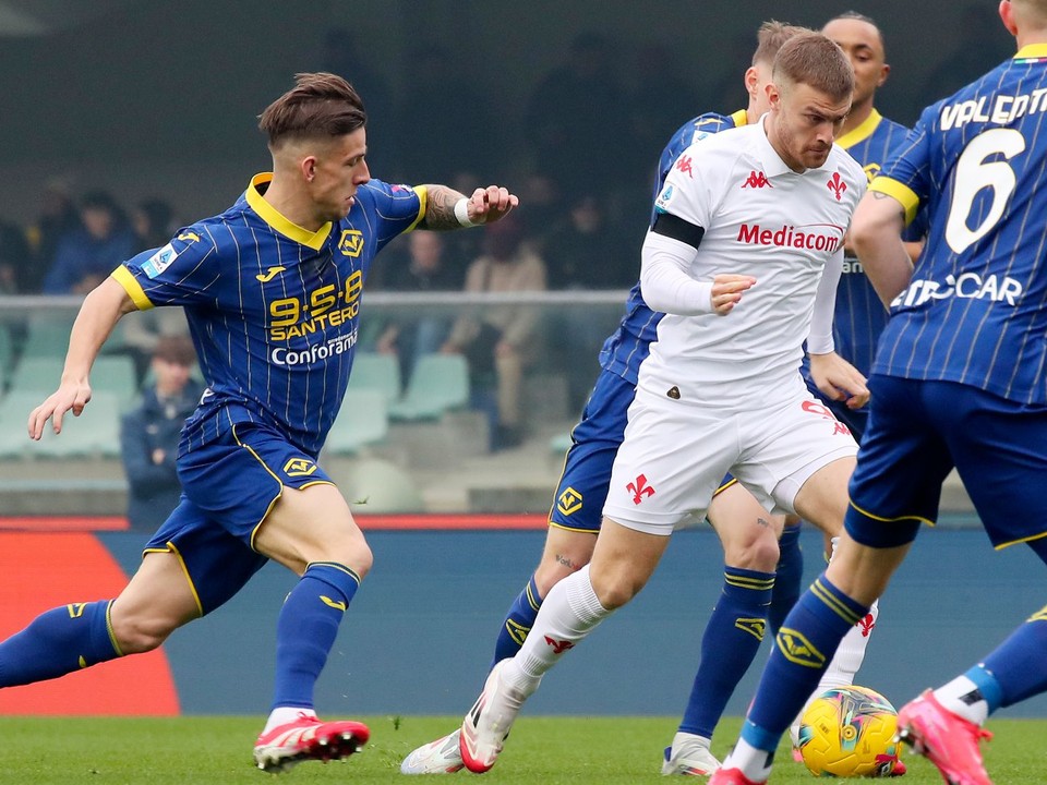 Slovenský futbalista Tomáš Suslov (vľavo) počas zápasu Hellas Verona - ACF Fiorentina. 