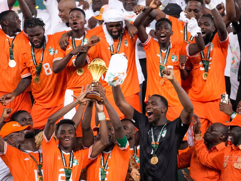 Hráči Pobrežia Slonoviny oslavujú po víťazstve vo finále Afrického pohára národov 2023.