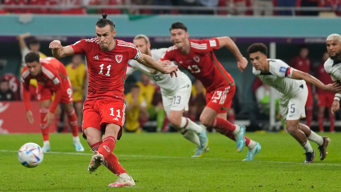 Gareth Bale premieňa penaltu v zápase Wales - USA na MS vo futbale 2022.