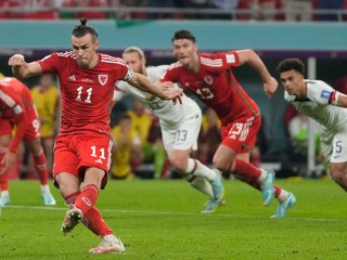 Gareth Bale premieňa penaltu v zápase Wales - USA na MS vo futbale 2022.