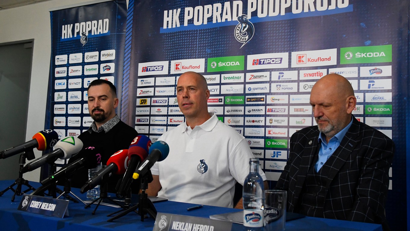 Vľavo riaditeľ klubu Ľudovít Jurinyi s trénerom hokejistov HK Poprad Coreym Nelsonom a predseda predstavenstva Neklan Herold.