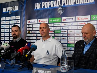 Vľavo riaditeľ klubu Ľudovít Jurinyi s trénerom hokejistov HK Poprad Coreym Nelsonom a predseda predstavenstva Neklan Herold.