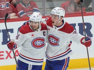 Nick Suzuki a Juraj Slafkovský. 