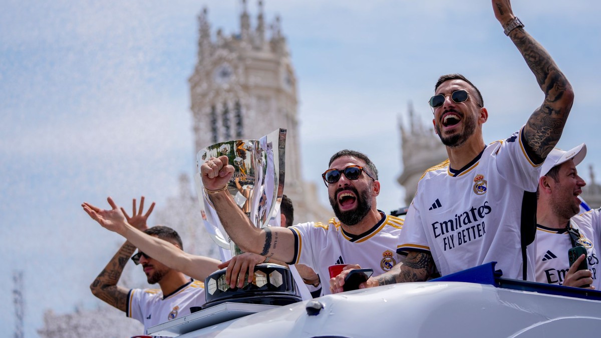 Futbalisti Realu Madrid oslavujú titul.