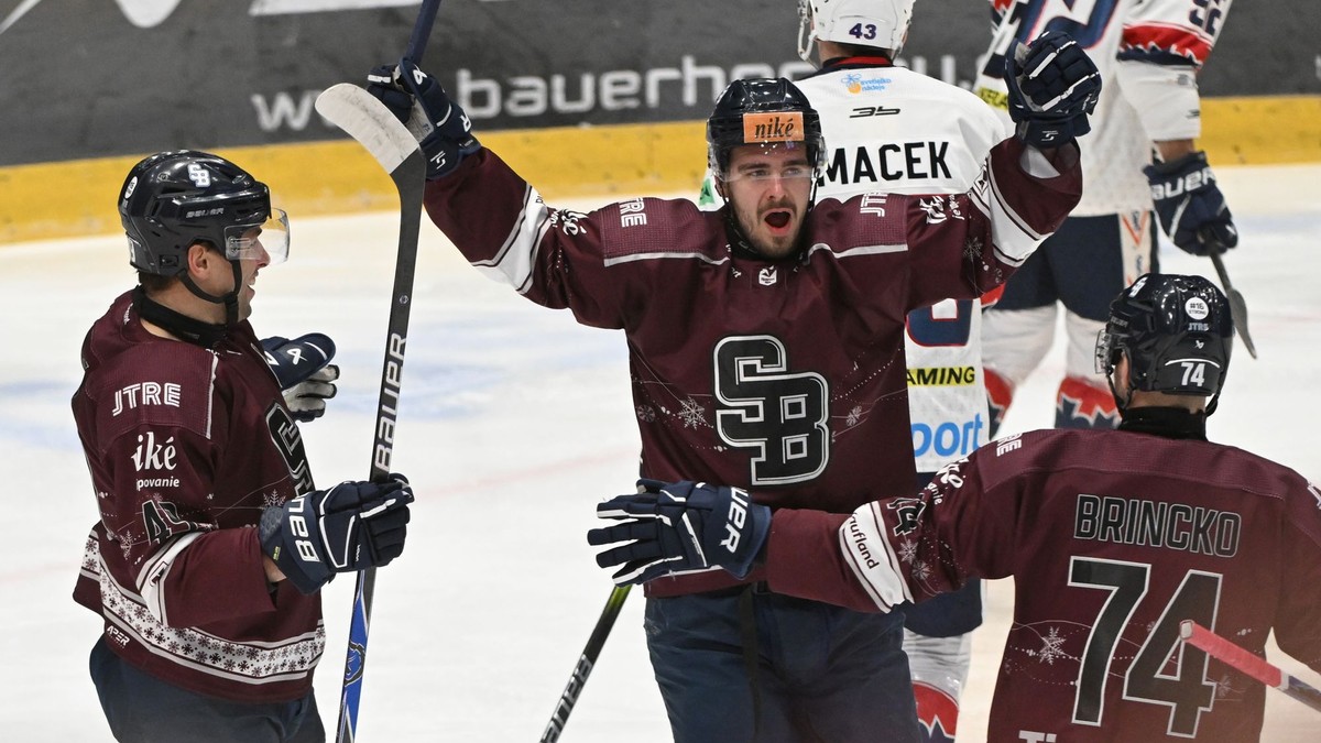 Na snímke hráč Slovana Róbert Varga (uprostred) sa raduje z gólu.