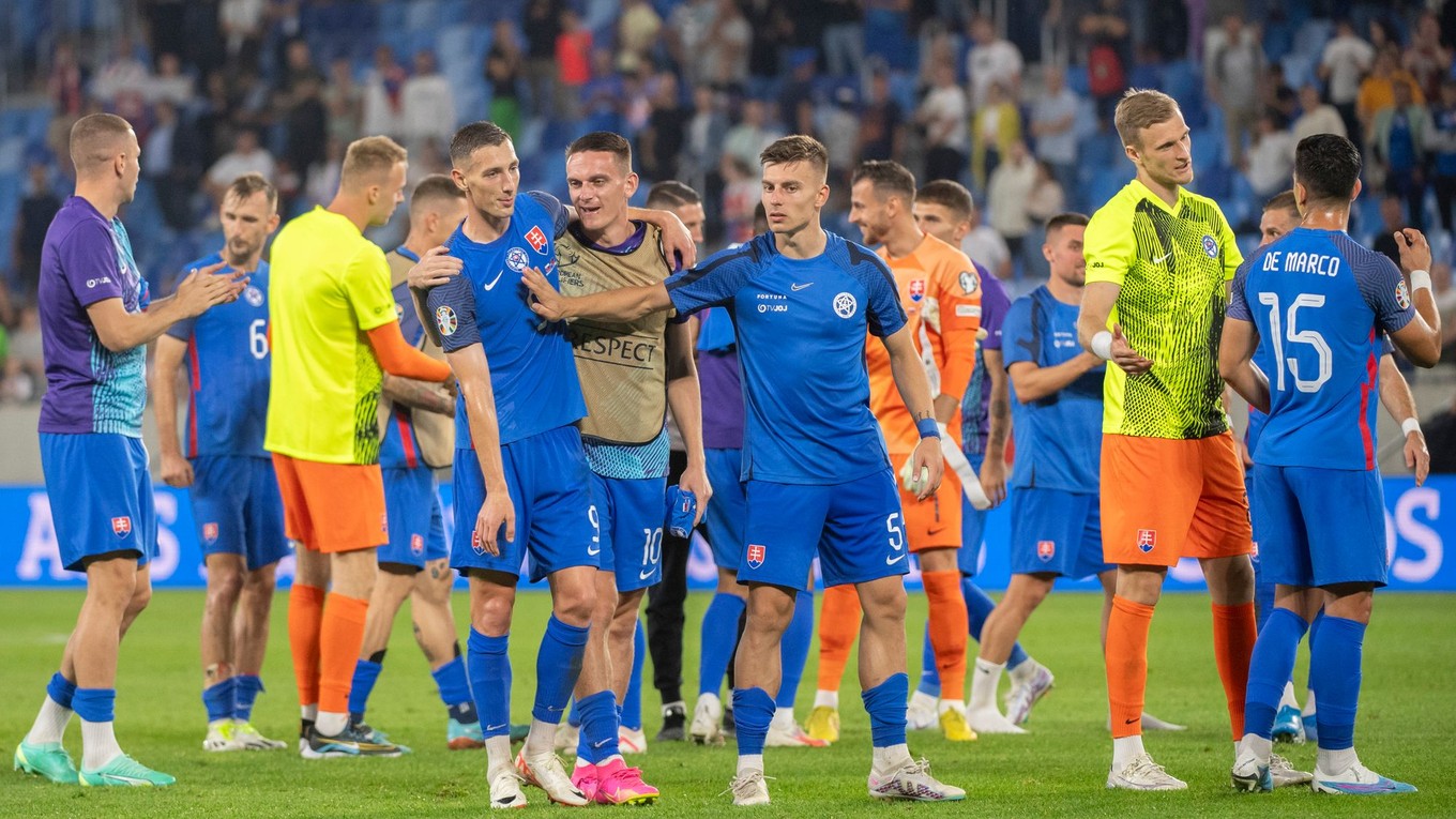 Slovenskí futbalisti oslavujú po výhre nad Lichtenštajnskom.