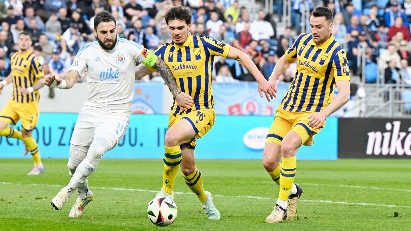 Tigran Barseghjan (vľavo) v súboji s Mateusom Brunettim v zápase Slovan Bratislava - DAC.