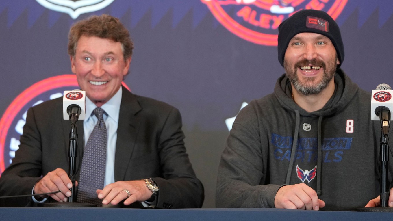Wayne Gretzky (vľavo) a kapitán Washingtonu Capitals Alexander Ovečkin