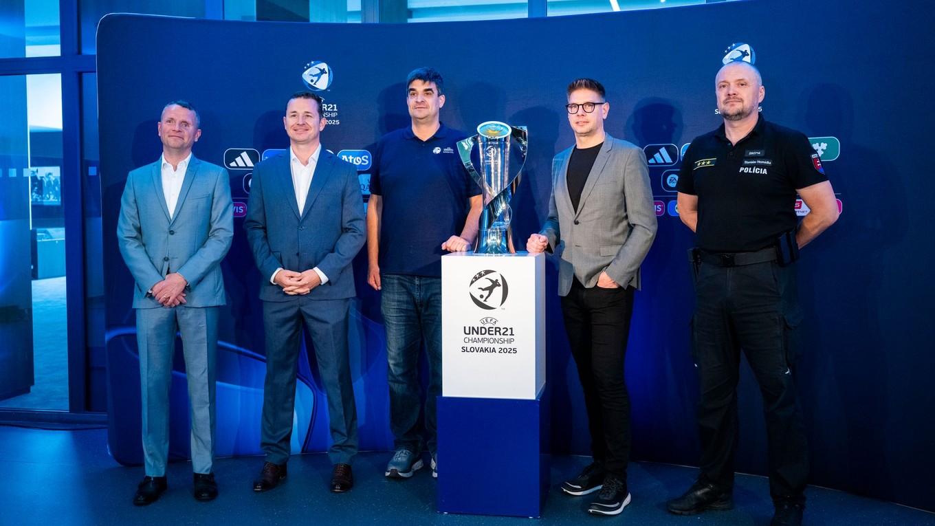 Zľava predseda predstavenstva Národného futbalového štadióna Pavol Komorník, riaditeľ Komerčnej Enterprise Market divízie SK v spoločnosti Telekom Peter Laco, manažér infraštruktúry štadiónov Marek Majerčák, marketingový riaditeľ SFZ Lukáš Donoval a riaditeľ odboru poriadkovej polície Prezídia Policajného zboru Stanislav Hromádka počas tlačovej konferencie pred EURO U21 2025.