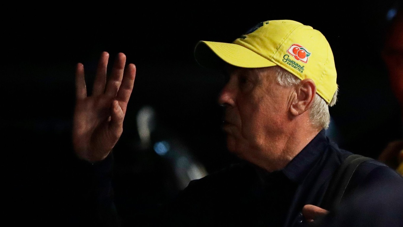 Tréner Carlo Ancelotti po príchode do Brazílie na letisku v Rio de Janeiro.