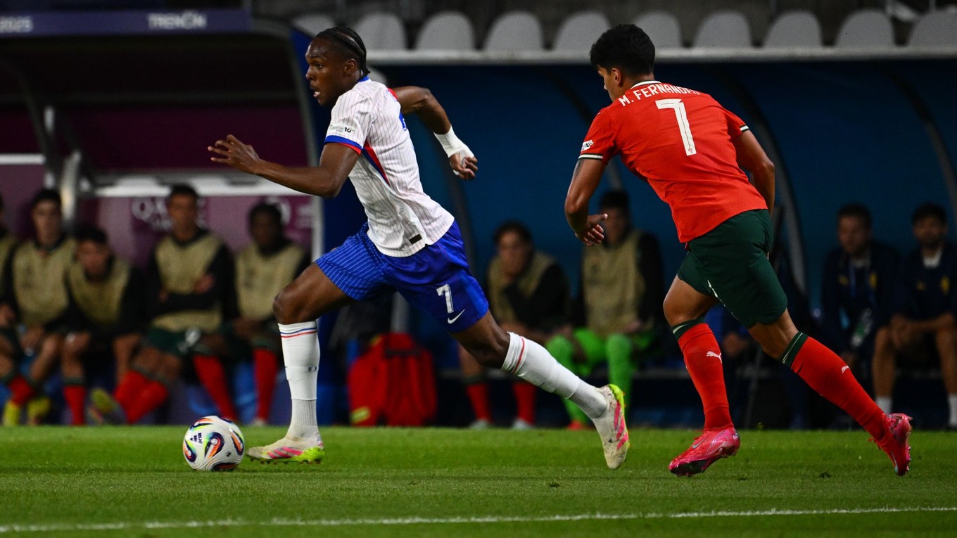 Mathys Tel z Francúzska a Mateus Fernandes z Portugalska v zápase Portugalsko - Francúzsko v skupine C na EURO U21 2025 (ME vo futbale do 21 rokov).
