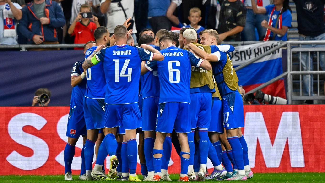 Slovenskí futbalisti sa radujú z gólu.