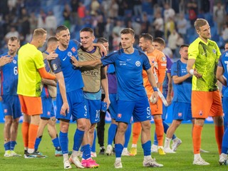 Slovenskí futbalisti oslavujú po výhre nad Lichtenštajnskom.