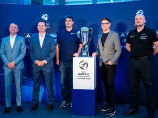 Zľava predseda predstavenstva Národného futbalového štadióna Pavol Komorník, riaditeľ Komerčnej Enterprise Market divízie SK v spoločnosti Telekom Peter Laco, manažér infraštruktúry štadiónov Marek Majerčák, marketingový riaditeľ SFZ Lukáš  Donoval a riaditeľ odboru poriadkovej polície Prezídia Policajného zboru Stanislav Hromádka počas tlačovej konferencie pred EURO U21 2025.