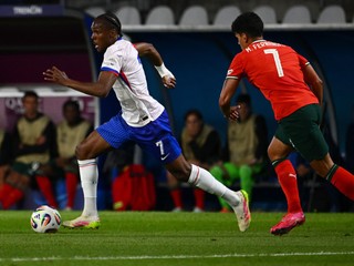 Mathys Tel z Francúzska a Mateus Fernandes z Portugalska v zápase Portugalsko - Francúzsko v skupine C na EURO U21 2025 (ME vo futbale do 21 rokov).