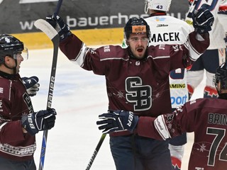 Na snímke hráč Slovana Róbert Varga (uprostred) sa raduje z gólu.