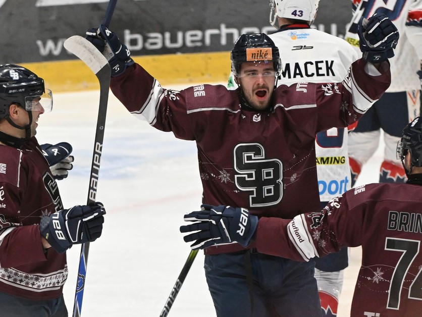 Na snímke hráč Slovana Róbert Varga (uprostred) sa raduje z gólu.