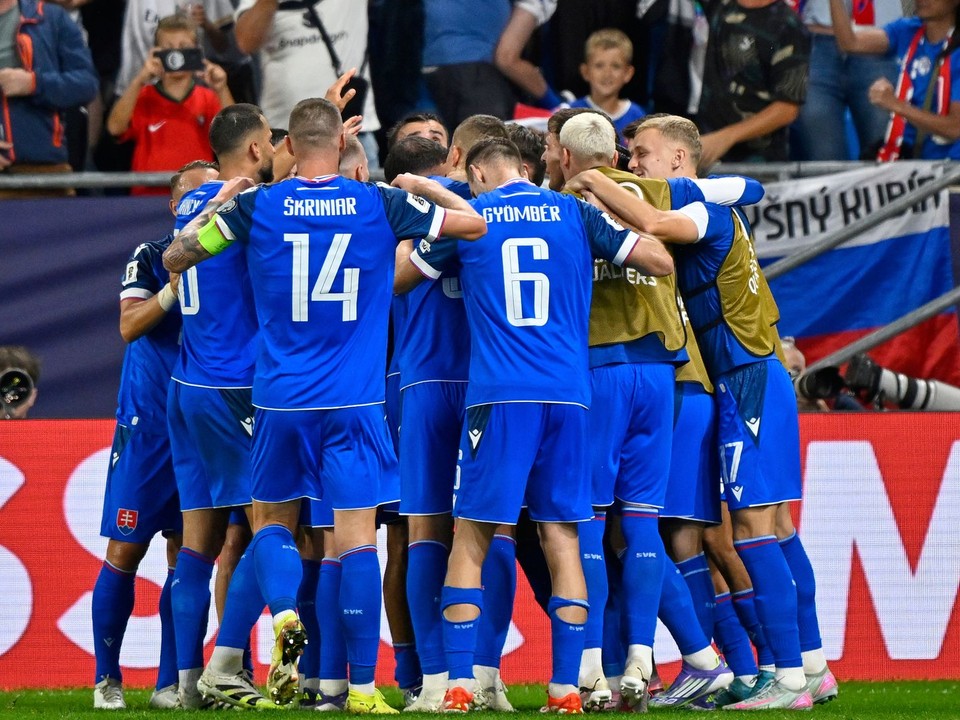Slovenskí futbalisti sa radujú z gólu.