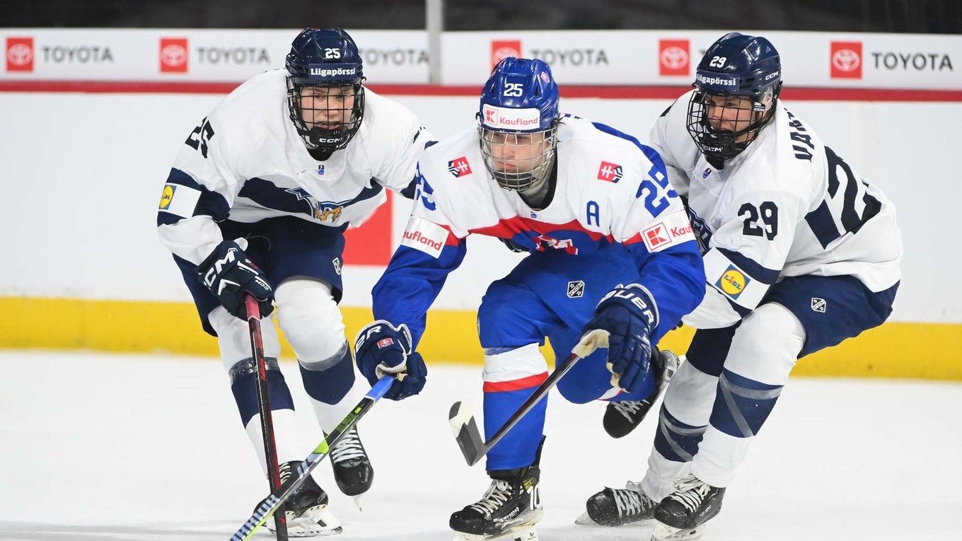 Zľava Lasse Boelius, Ján Chovan a Aapo Vanninen v zápase Slovensko - Fínsko na MS v hokeji do 18 rokov 2025.