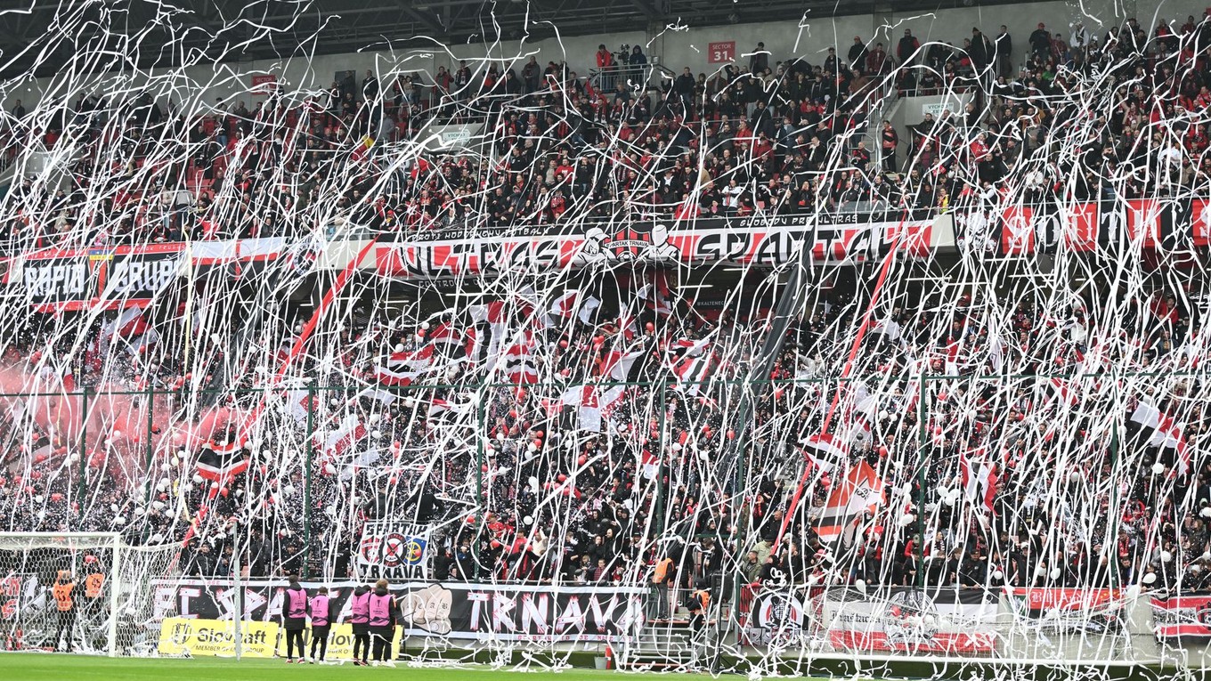 Na snímke fanúšikovia Spartaka počas odvety semifinále Slovenského pohára FC Spartak Trnava - ŠK Slovan Bratislava.