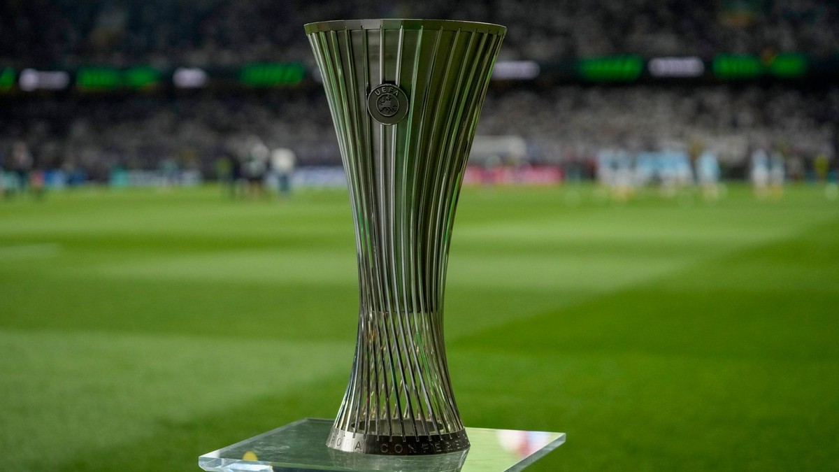 Víťazná trofej Konferenčnej ligy 