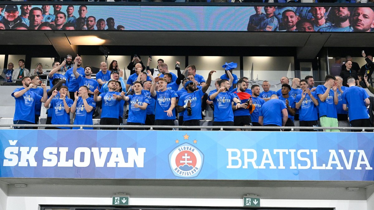 Radosť hráčov Slovana zo zisku majstrovského titulu po zápase 8. kola nadstavbovej časti Niké ligy v skupine o titul ŠK Slovan Bratislava - FK DAC 1904 Dunajská Streda.