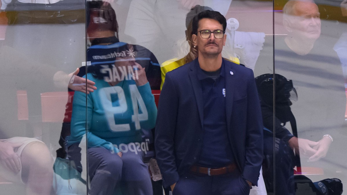 Hlavný tréner HC Slovan Bratislava Brad Tapper v zápase 1. kola hokejovej Tipsport ligy medzi HK Nitra a HC Slovan Bratislava.