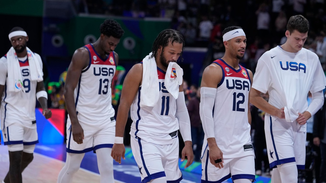 Sklamaní basketbalisti USA po vypadnutí s Nemeckom v semifinále MS v basketbale 2023.
