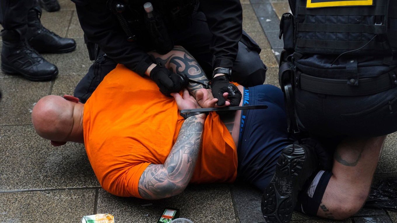 Zásah polície pred semifinále Holandsko - Anglicko na EURO 2024