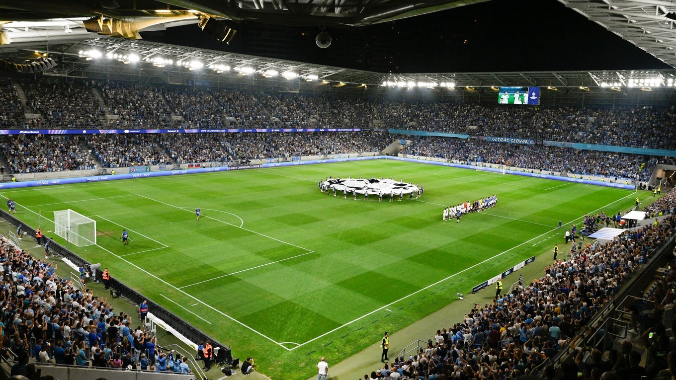 Nástup tímov v zápase ŠK Slovan Bratislava - FC Midtjylland v odvete play-off Ligy majstrov.