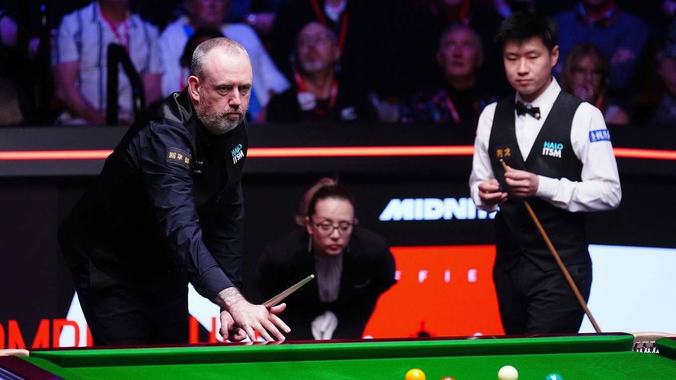 Mark Williams (vľavo) a Čao Sin-tchung (Xintong Zhao) počas finále MS v snookri 2025.