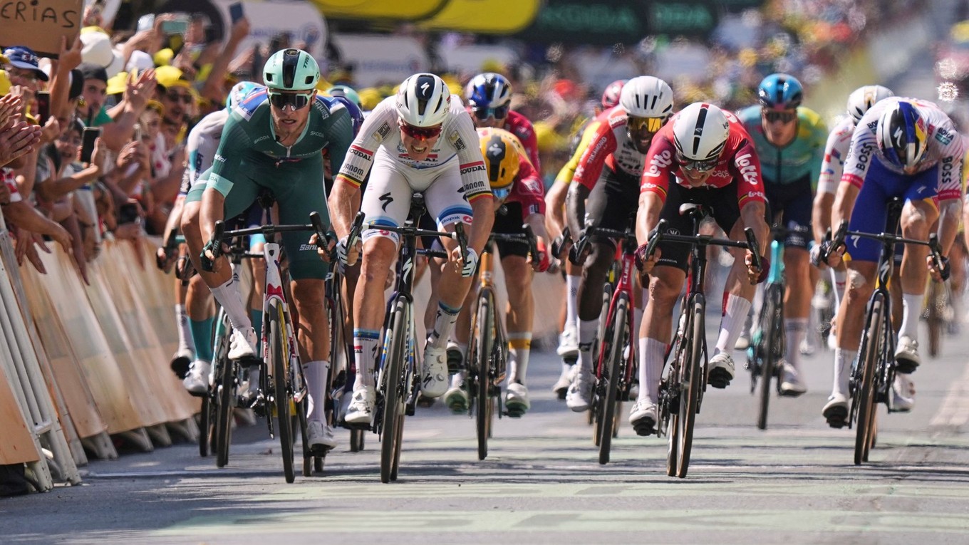 Cyklisti špurtujú na Tour de France 2025.