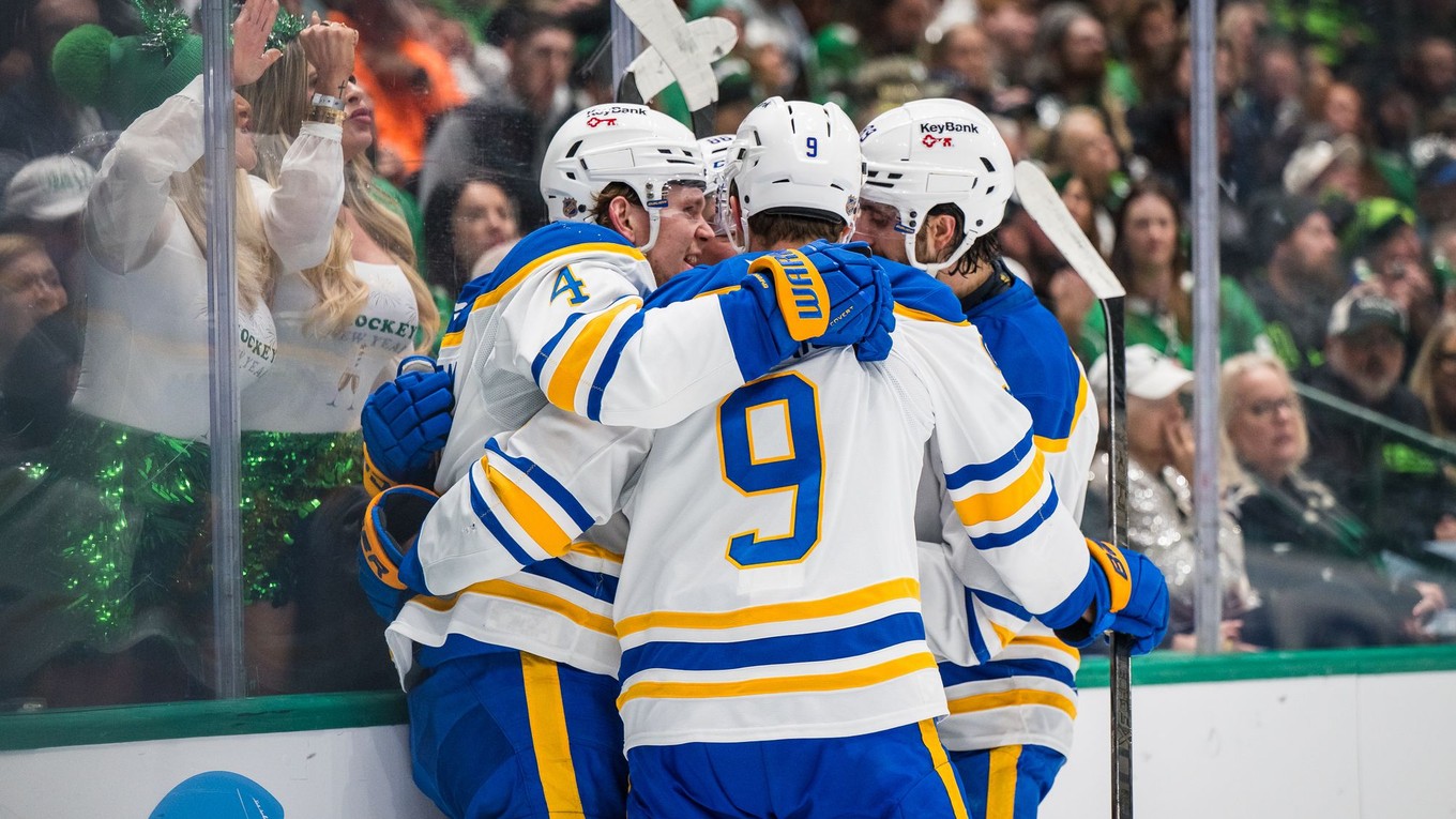 Buffalo Sabres oslavuje gól. 