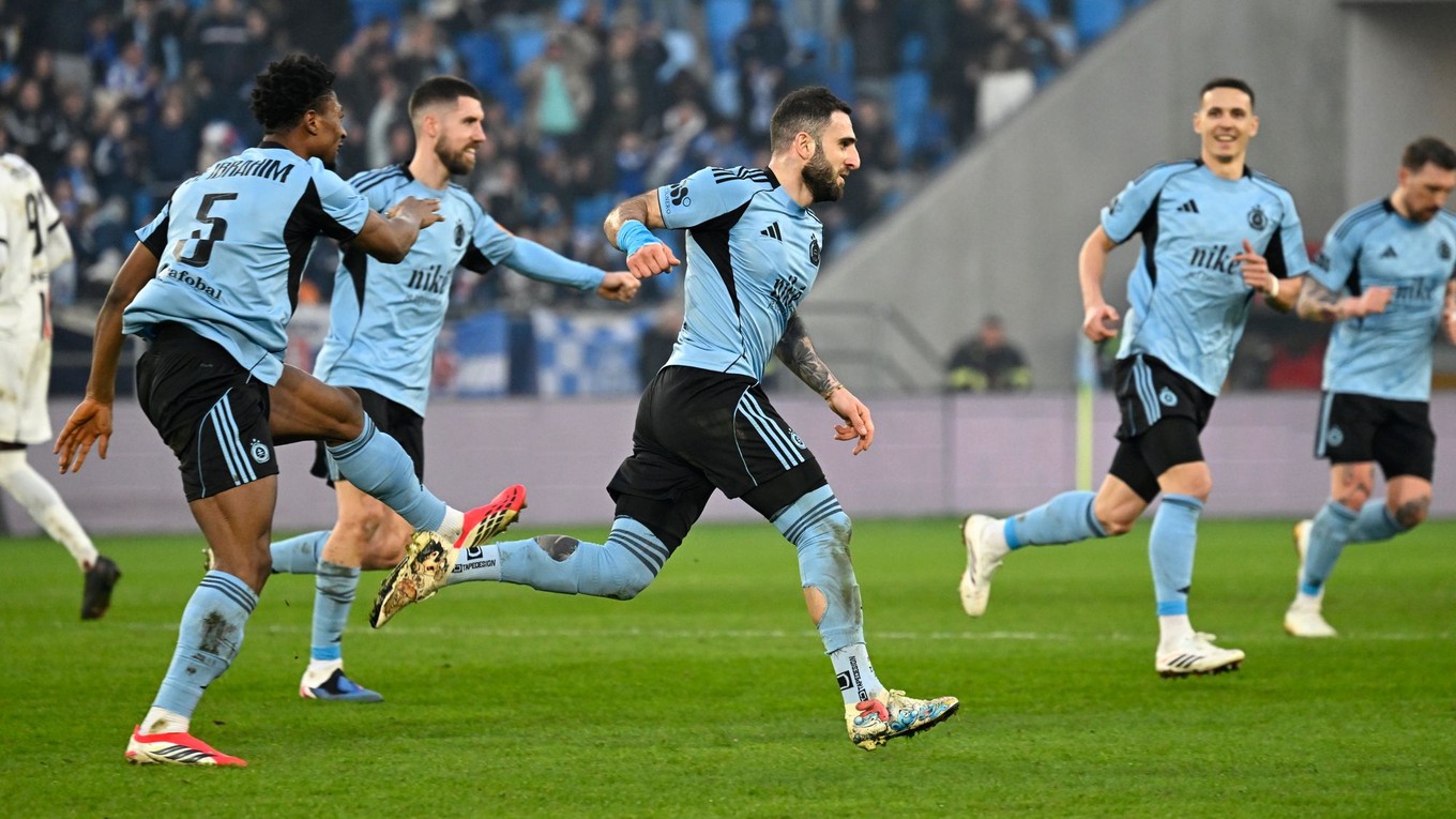 Na snímke uprostred Tigran Barseghjan (Slovan) sa raduje po strelení tretieho gólu.