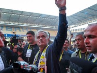Jose Mourinho máva fanúšikom počas jeho oficiálneho predstavenia ako nového trénera Fenerbahce Istanbul